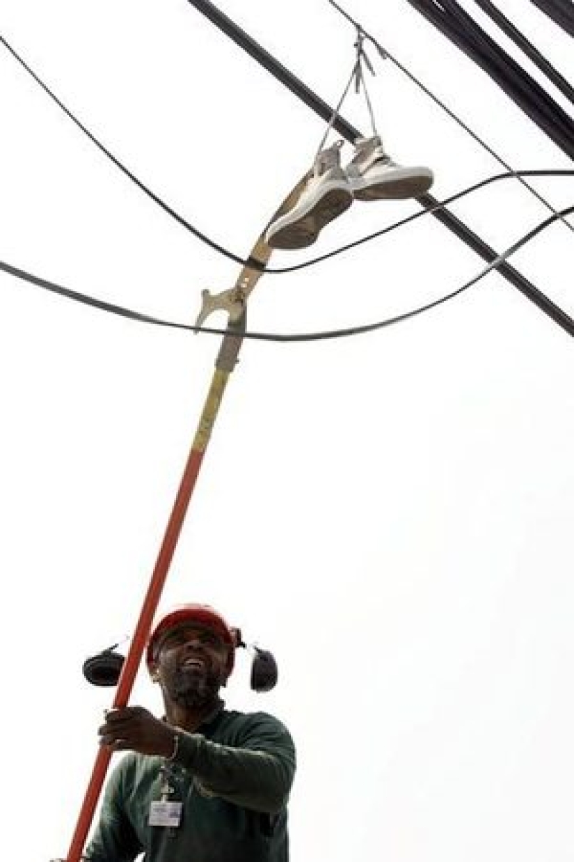 6 teorías que explican la extraña costumbre de colgar zapatos en cables