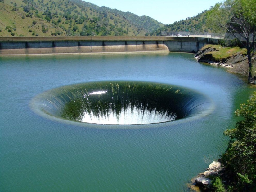 8 most impressive holes in the Earth's surface 8 most impressive holes in the Earth's surface
