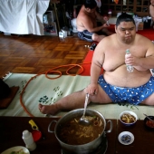 8.000 calorías al día y máscaras de oxígeno: cómo viven los luchadores de sumo