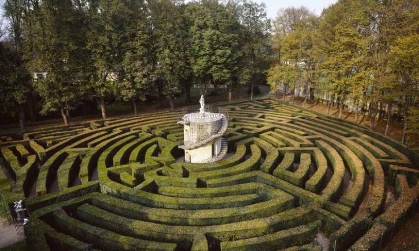 9 most unusual hedge mazes in the world that you need to walk through at least once in your life