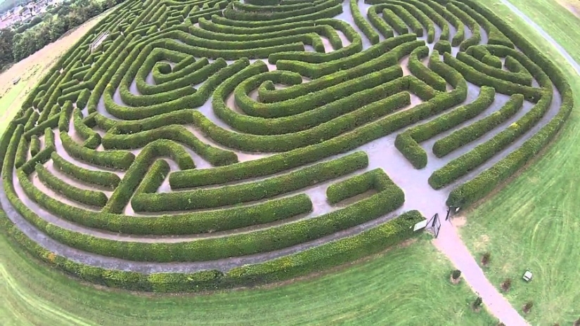 9 most unusual hedge mazes in the world that you need to walk through at least once in your life