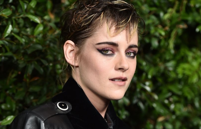 9 stars of show business, who never smile from Victoria Beckham to Keanu Reeves