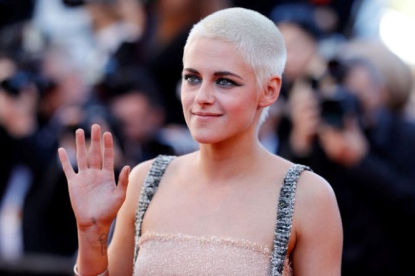 9 stars of show business, who never smile from Victoria Beckham to Keanu Reeves