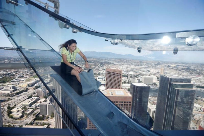 A glass slide on the tallest skyscraper in Los Angeles replaces the brave elevator A glass slide on the tallest skyscraper in Los Angeles replaces the brave elevator
