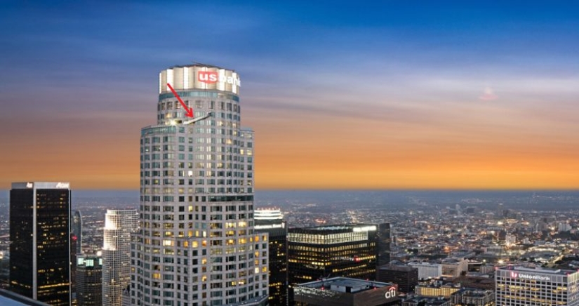 A glass slide on the tallest skyscraper in Los Angeles replaces the brave elevator A glass slide on the tallest skyscraper in Los Angeles replaces the brave elevator