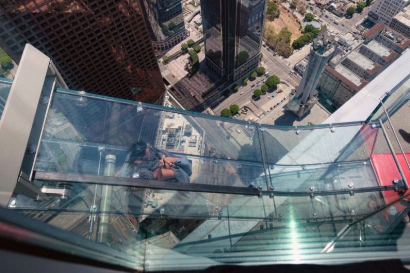 A glass slide on the tallest skyscraper in Los Angeles replaces the brave elevator A glass slide on the tallest skyscraper in Los Angeles replaces the brave elevator