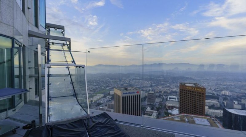 A glass slide on the tallest skyscraper in Los Angeles replaces the brave elevator A glass slide on the tallest skyscraper in Los Angeles replaces the brave elevator
