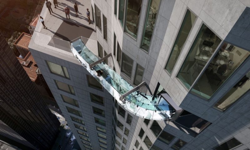 A glass slide on the tallest skyscraper in Los Angeles replaces the brave elevator A glass slide on the tallest skyscraper in Los Angeles replaces the brave elevator