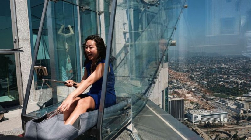 A glass slide on the tallest skyscraper in Los Angeles replaces the brave elevator A glass slide on the tallest skyscraper in Los Angeles replaces the brave elevator