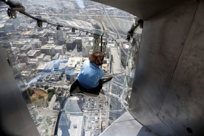 A glass slide on the tallest skyscraper in Los Angeles replaces the brave elevator A glass slide on the tallest skyscraper in Los Angeles replaces the brave elevator