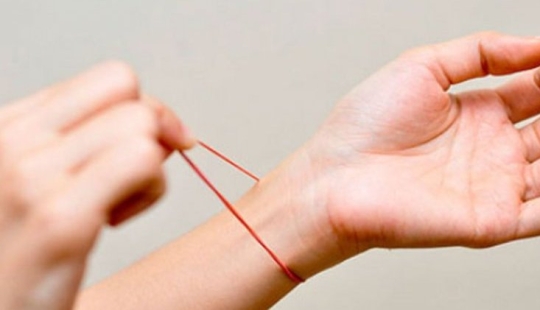 A hair scrunchie almost made a woman disabled A hair scrunchie almost made a woman disabled