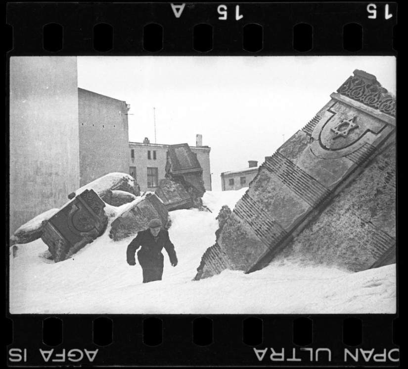 A Jewish photographer captured life in the ghetto in occupied Poland at his own risk.