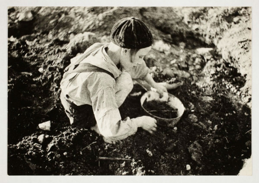 A Jewish photographer captured life in the ghetto in occupied Poland at his own risk.
