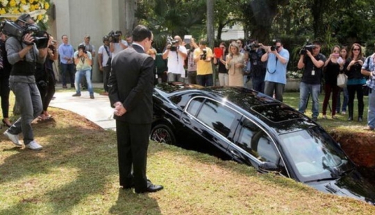 A la luz va a tomar? El absurdo de lujo de las tumbas de el Barón Gitano