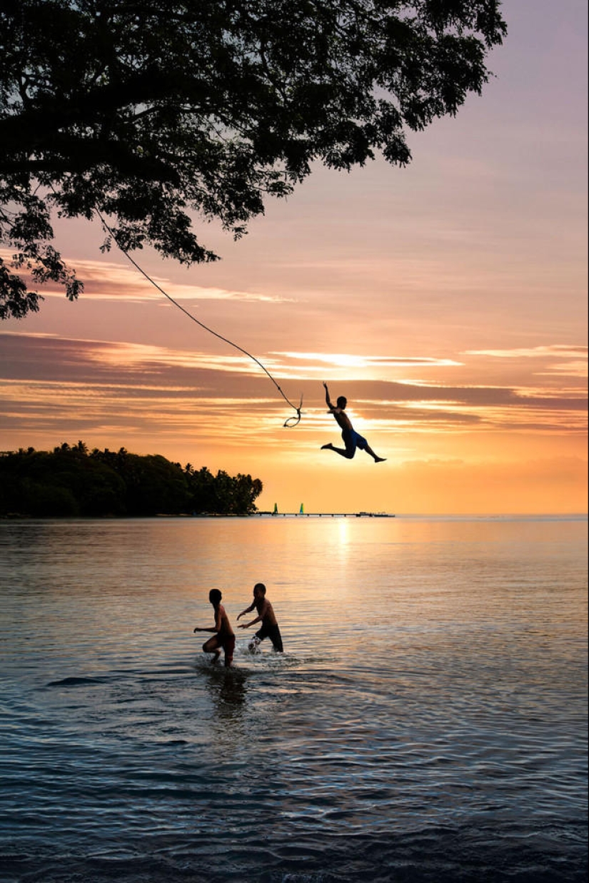 A series of photos of the legendary Steve McCurry "The Power of the game"