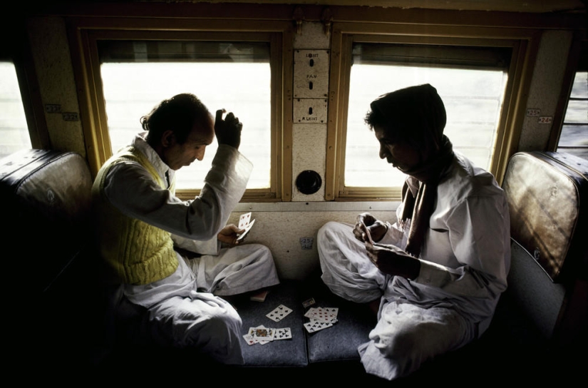 A series of photos of the legendary Steve McCurry "The Power of the game"