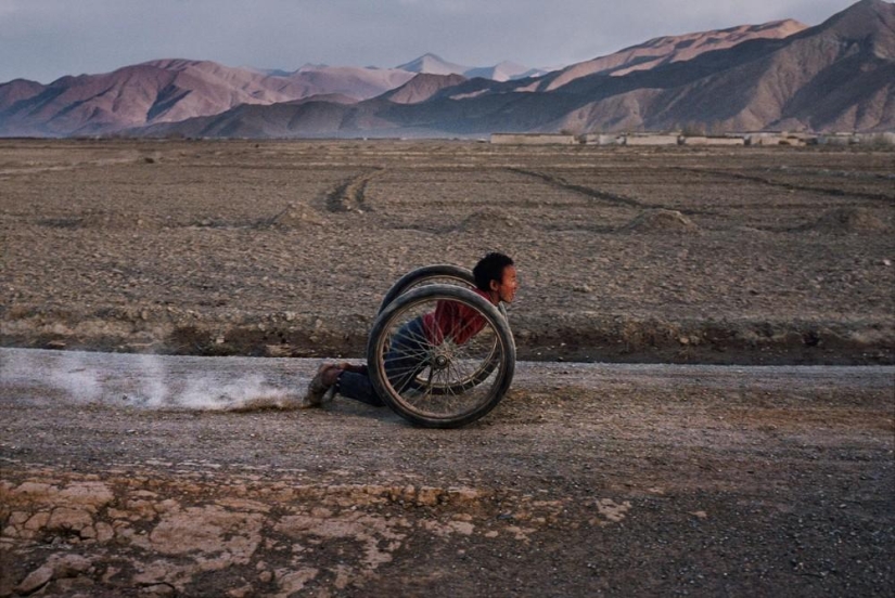 A series of photos of the legendary Steve McCurry "The Power of the game"