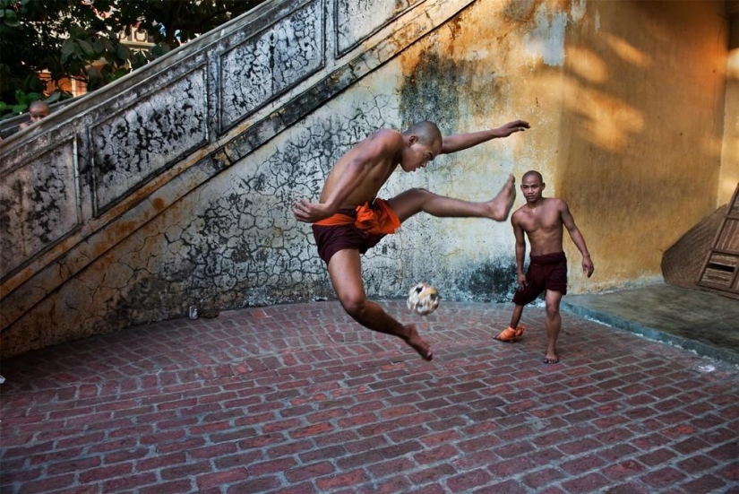 A series of photos of the legendary Steve McCurry "The Power of the game"