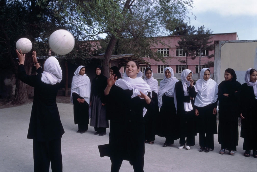 A series of photos of the legendary Steve McCurry "The Power of the game"
