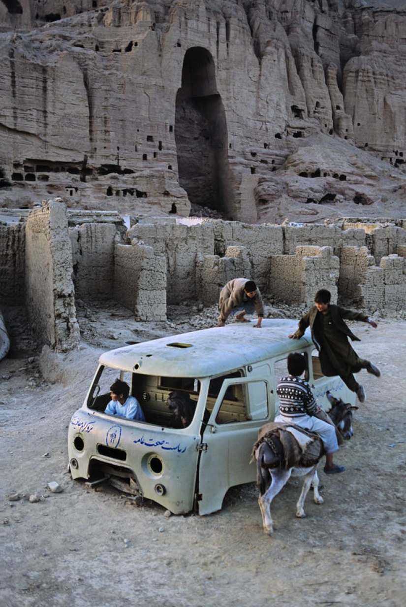 A series of photos of the legendary Steve McCurry "The Power of the game"