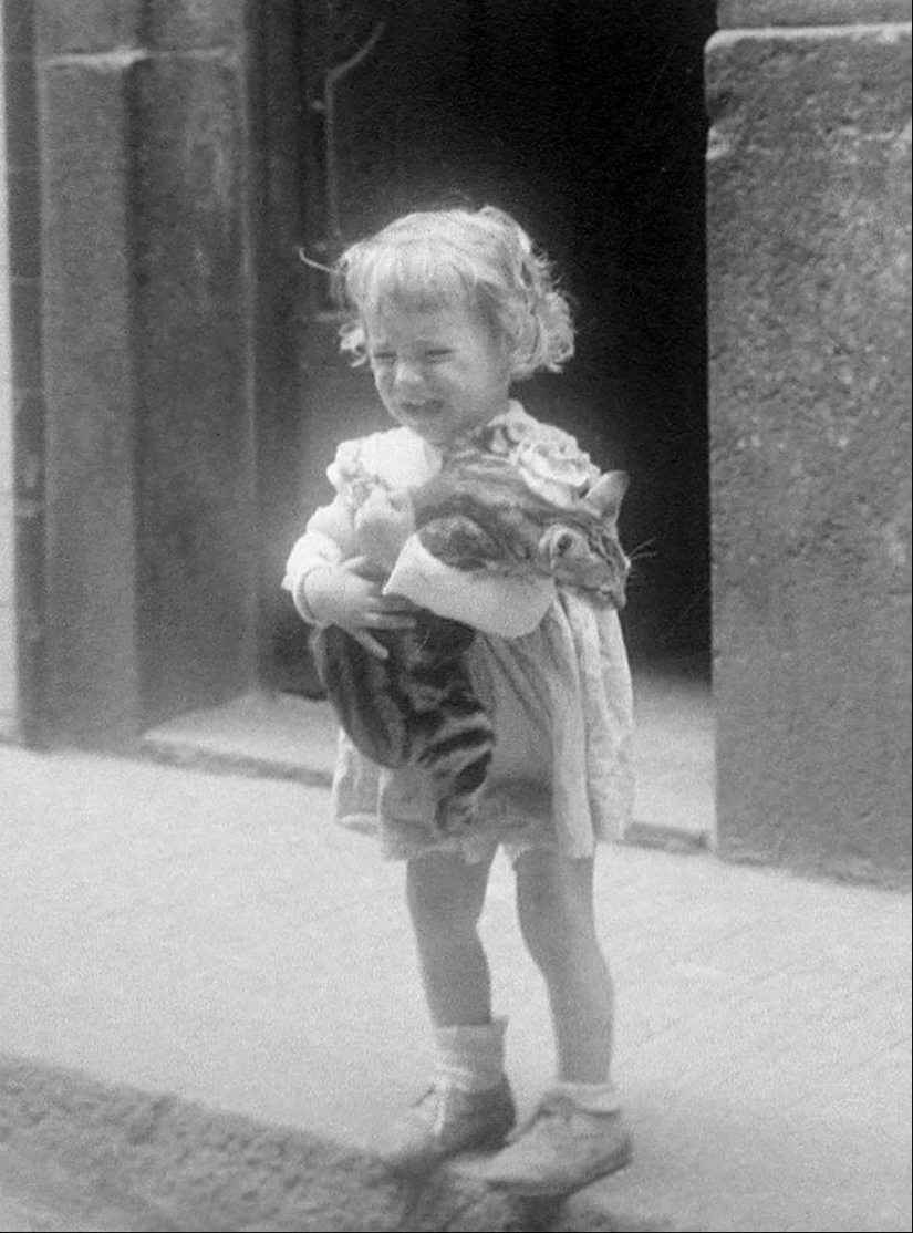 A tourist bought an envelope at a flea market, where he found negatives from an unknown genius A tourist bought an envelope at a flea market, where he found negatives from an unknown genius