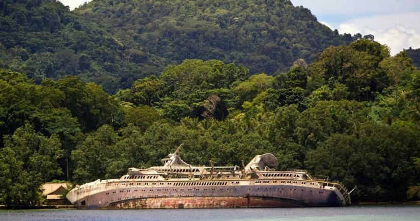 Abandonado en medio del paraíso: el crucero se hizo famoso en todo el mundo tras el accidente