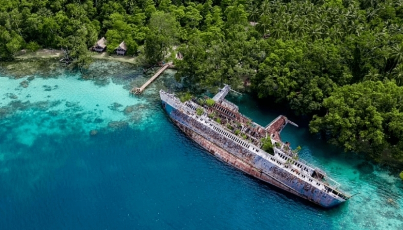 Abandoned in the Middle of Paradise: Cruise Ship Becomes World Famous After Crash Abandoned in the Middle of Paradise: Cruise Ship Becomes World Famous After Crash