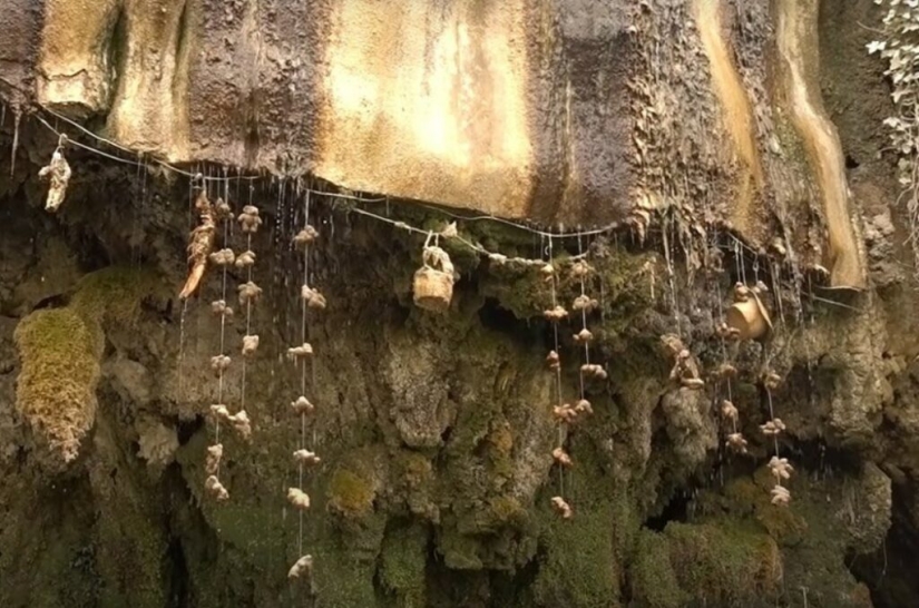 Agua Muerta: Por Qué el Pozo de la Madre Shipton Convierte las Cosas en Piedra