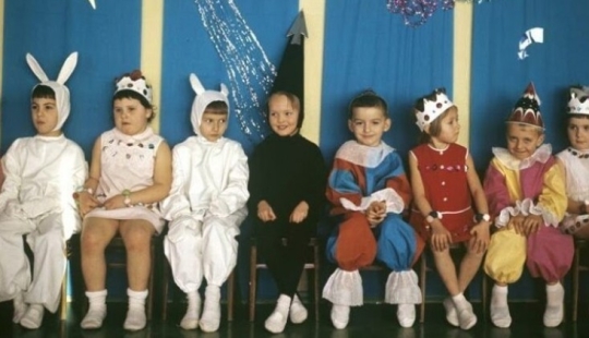 "All the girls are snowflakes, and the boys are clowns": children's costumes for New Year's parties in the 90s