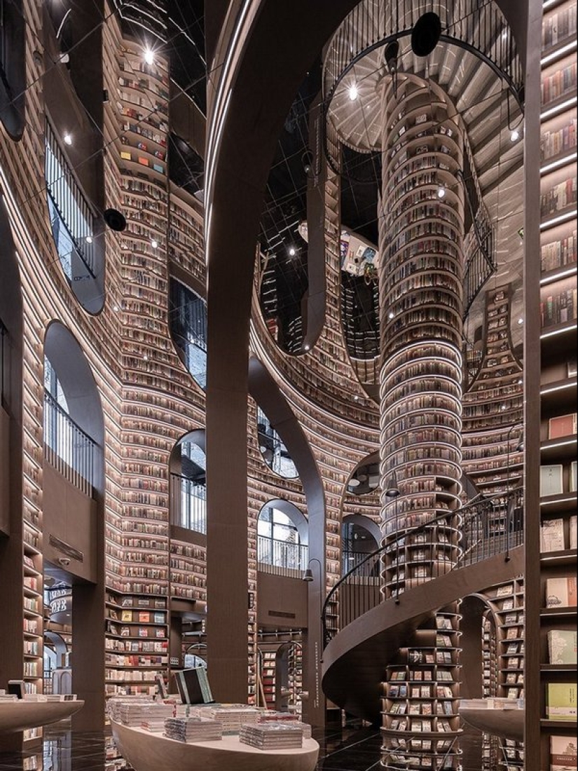 Almost like at Hogwarts: what does an "endless" bookstore look like in China Almost like at Hogwarts: what does an "endless" bookstore look like in China