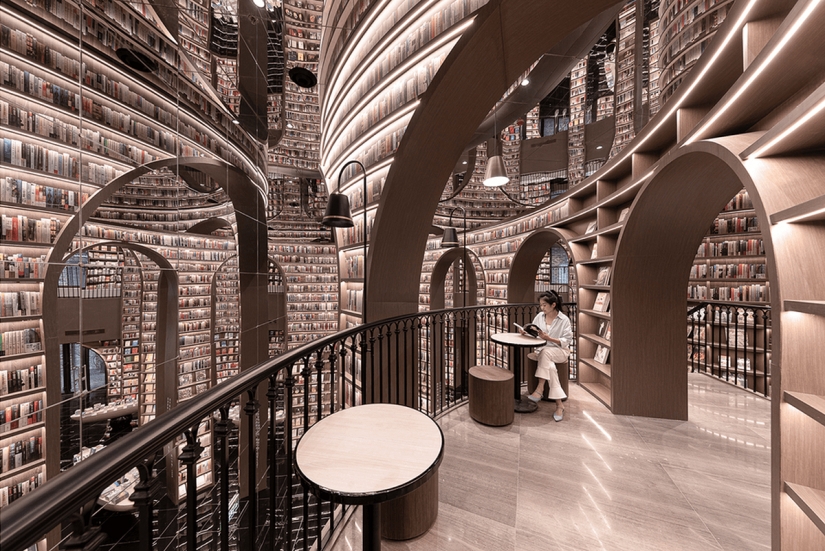 Almost like at Hogwarts: what does an "endless" bookstore look like in China Almost like at Hogwarts: what does an "endless" bookstore look like in China