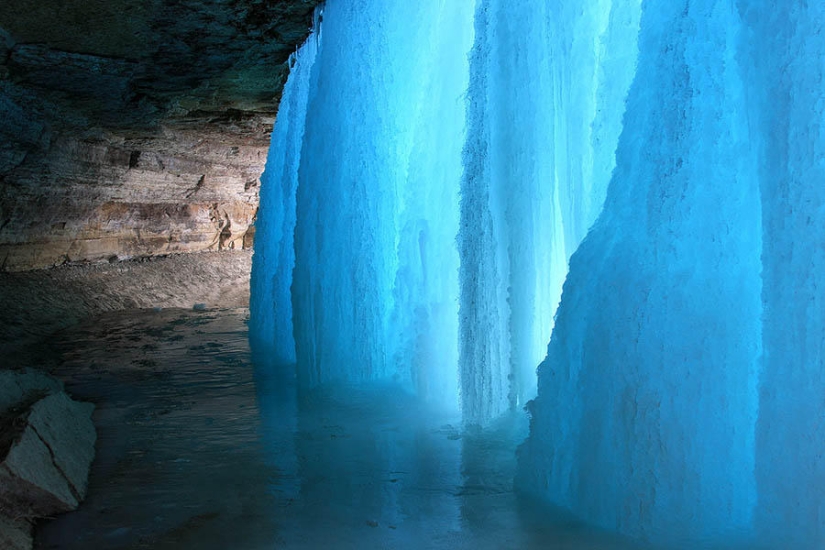 Amazing frozen waterfalls around the world