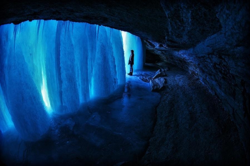 Amazing frozen waterfalls around the world
