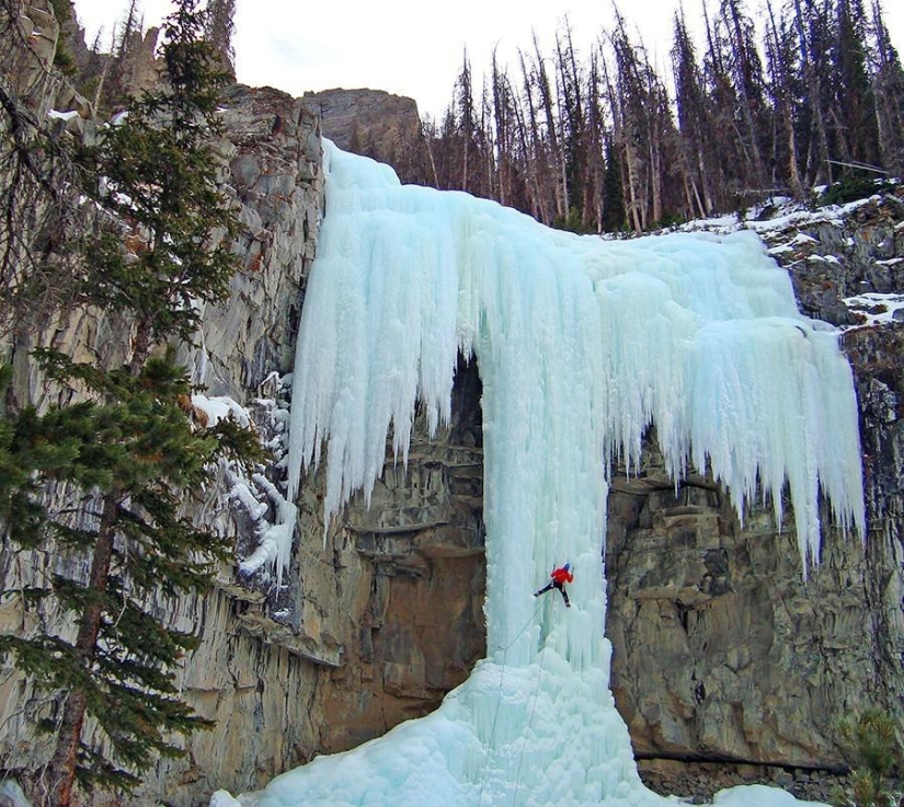 Amazing frozen waterfalls around the world