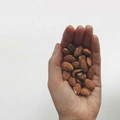 Amnesty of chips: the blogger clearly showed that healthy and harmful food has one calorie content