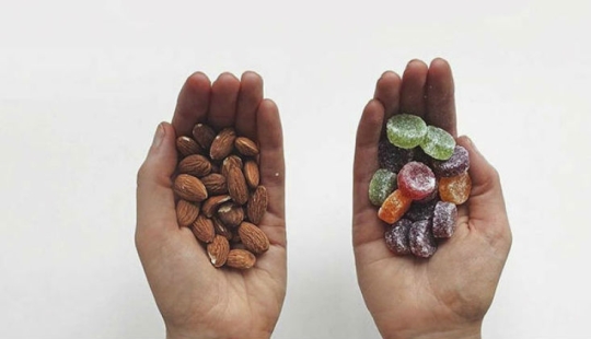 Amnesty of chips: the blogger clearly showed that healthy and harmful food has one calorie content Amnesty of chips: the blogger clearly showed that healthy and harmful food has one calorie content