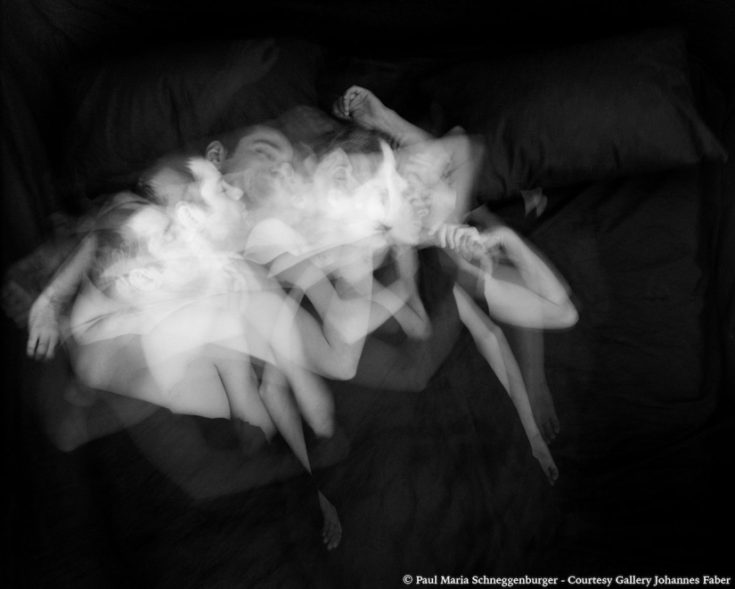 An intimate photo project about how we move when we sleep together