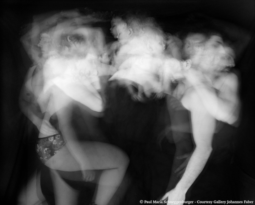 An intimate photo project about how we move when we sleep together