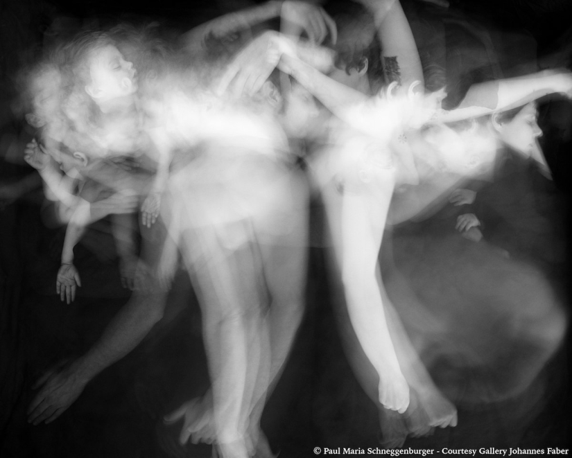 An intimate photo project about how we move when we sleep together