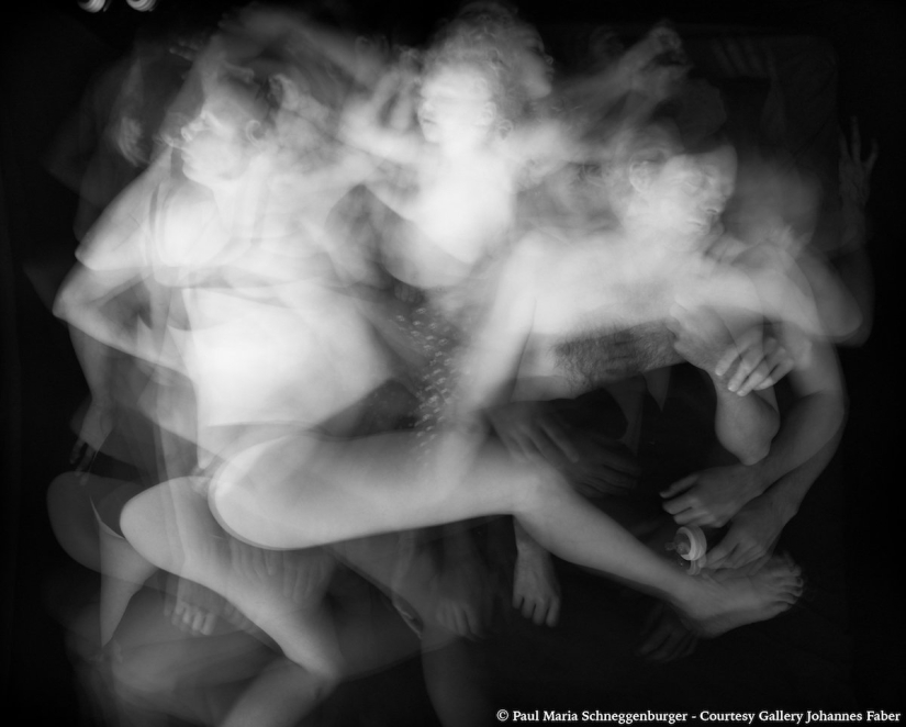 An intimate photo project about how we move when we sleep together