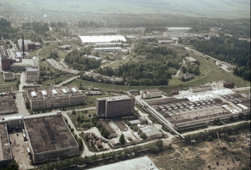 Anatoly Bugorsky is a man who stuck his head into a working particle accelerator and survived Anatoly Bugorsky is a man who stuck his head into a working particle accelerator and survived