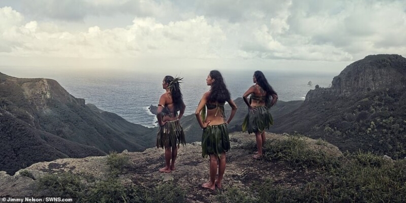 Apartada de la tribu con un increíblemente hermoso pueblo de la lente de Jimmy Nelson