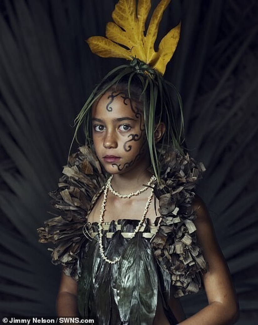 Apartada de la tribu con un increíblemente hermoso pueblo de la lente de Jimmy Nelson