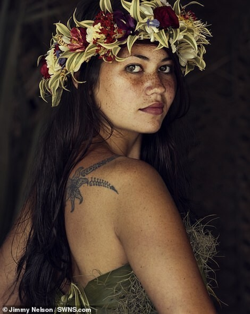 Apartada de la tribu con un increíblemente hermoso pueblo de la lente de Jimmy Nelson