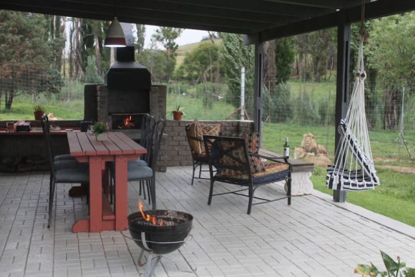 Apartments are not for the faint of heart: a cottage next to the lions is for rent