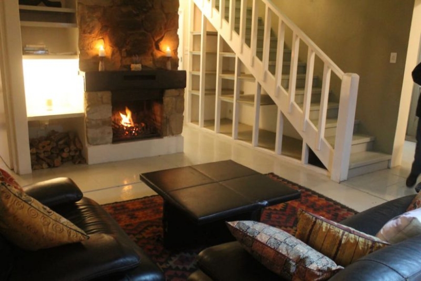 Apartments are not for the faint of heart: a cottage next to the lions is for rent