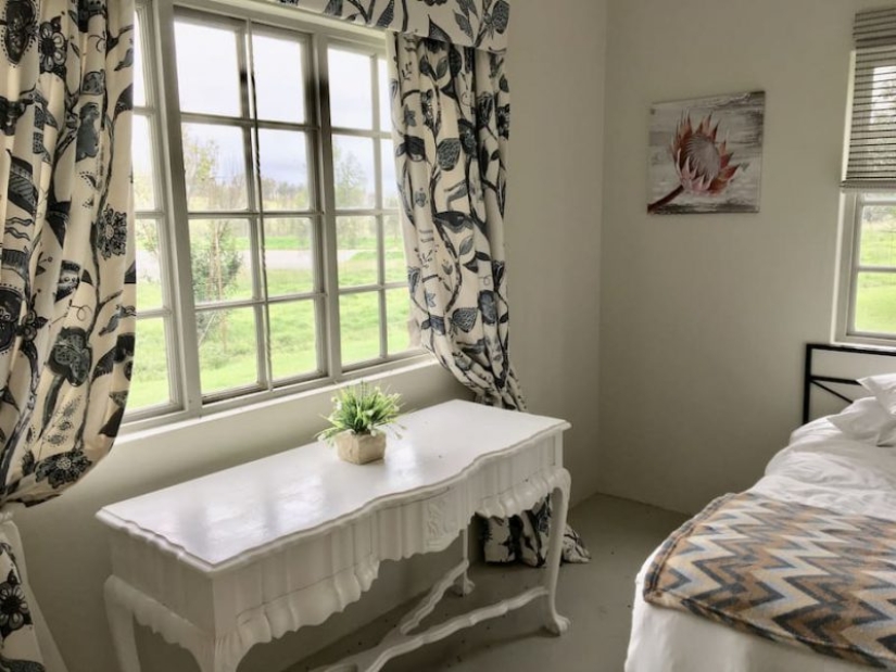 Apartments are not for the faint of heart: a cottage next to the lions is for rent