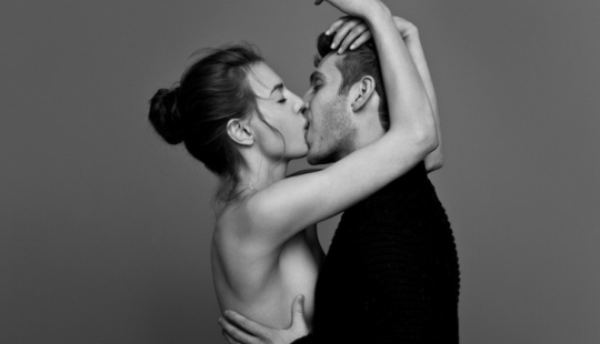Are the photos just friends or a couple in love? Photo project about a kiss by Ben Lamberti