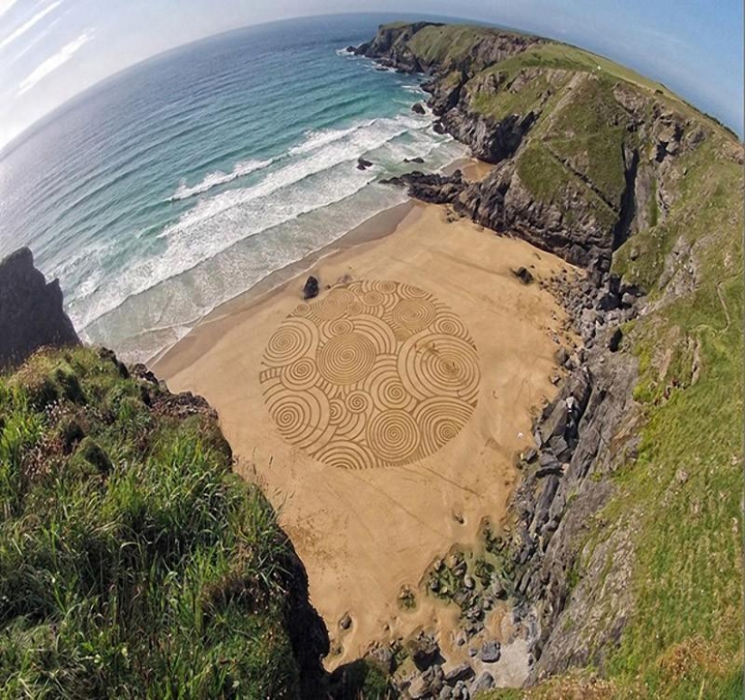Art for an Hour – Tony Plant and his paintings on the sand Art for an Hour – Tony Plant and his paintings on the sand
