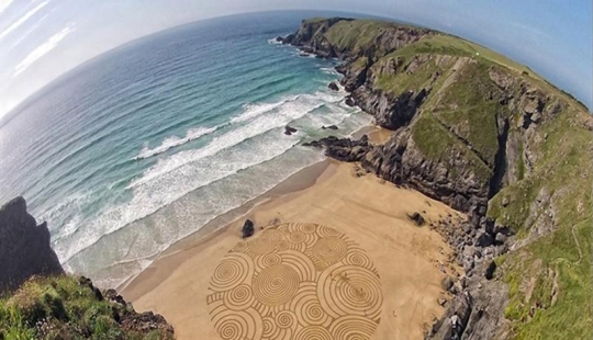 Art for an Hour – Tony Plant and his paintings on the sand